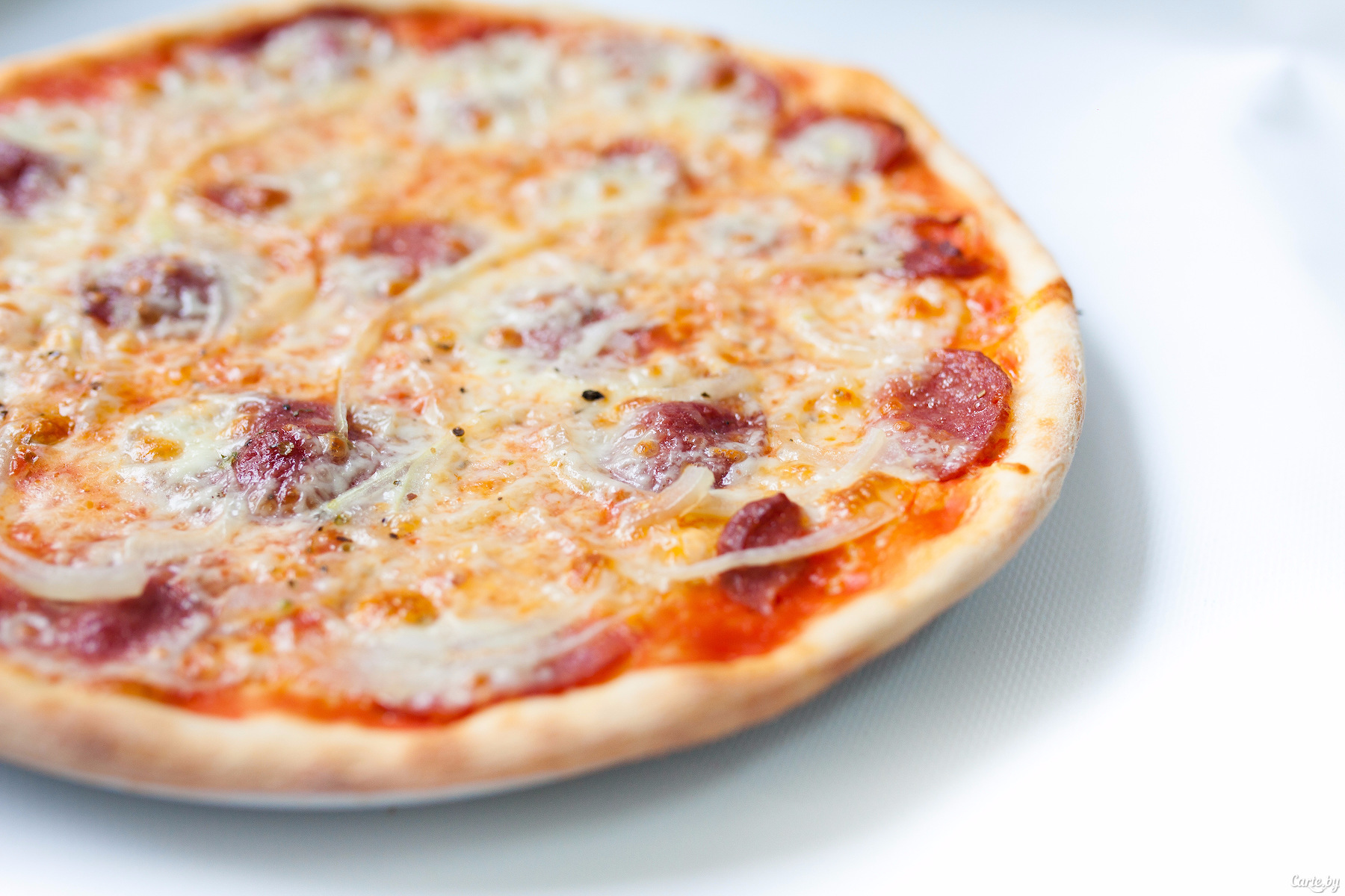 Пицца с колбасками. Пицца с сервелатом сыром и помидорами. Пицца с колбасой. Пицца с колбасой и помидорами. Пицца с колбасой и сыром и помидорами.